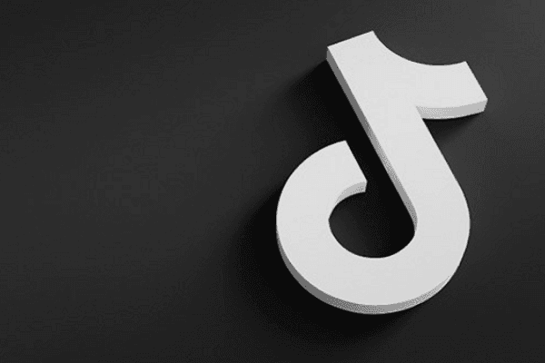 What is the process of downloading TikTok?  How can Apple users achieve fast downloads?