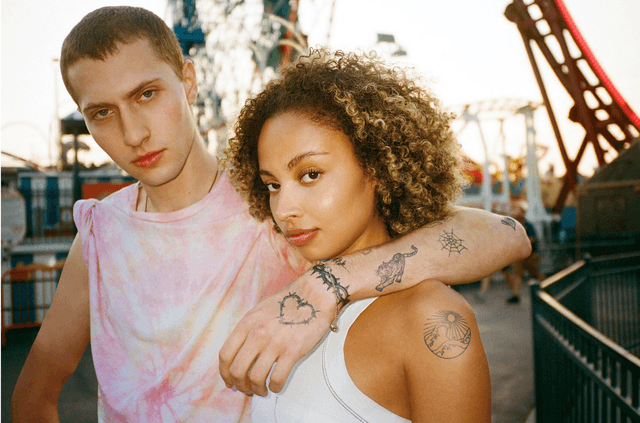 1万本金撬动3000万年收！两兄弟靠卖纹身贴白手起家