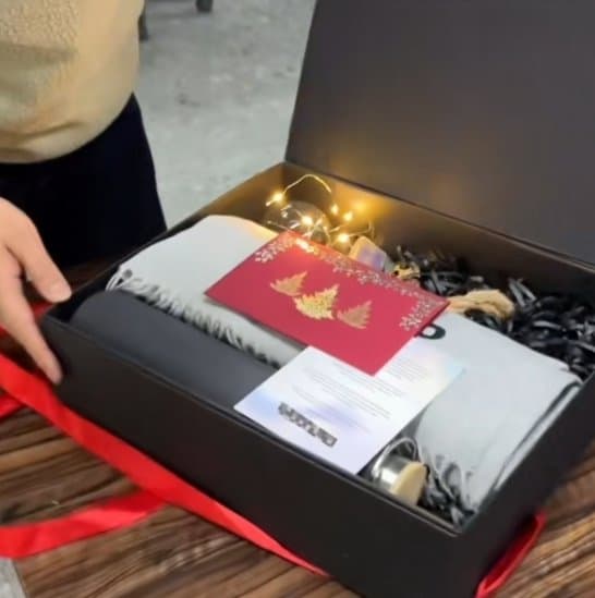 工厂借TikTok以供应链硬实力作信任背书，展示优势激发需求。